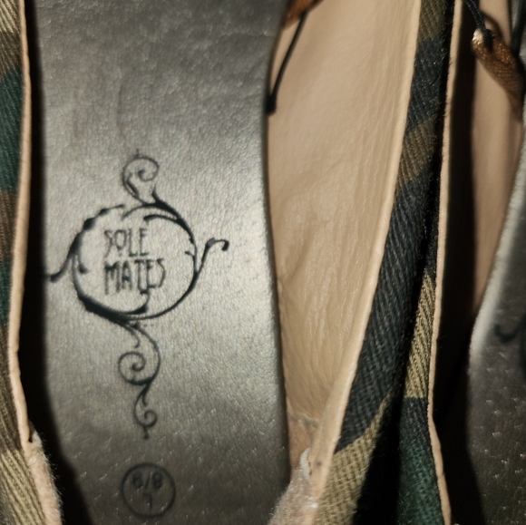 NWT Sole Mates camo print flats with a knotted detail on the front of shoe. - Picture 3 of 5